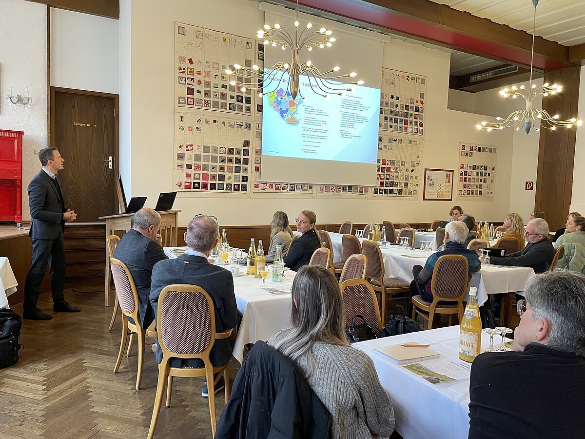 Präsentation der Arbeit des Tourismusverbandes Franken durch Alexander Hart (stellv. Geschäftsführer) beim Infotag Steigerwald 2024, Scheinfeld